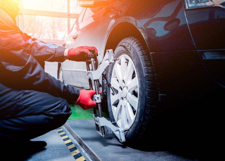 Alineación del Carro: ¡Soluciona el Problema de Desviación en la Carretera!