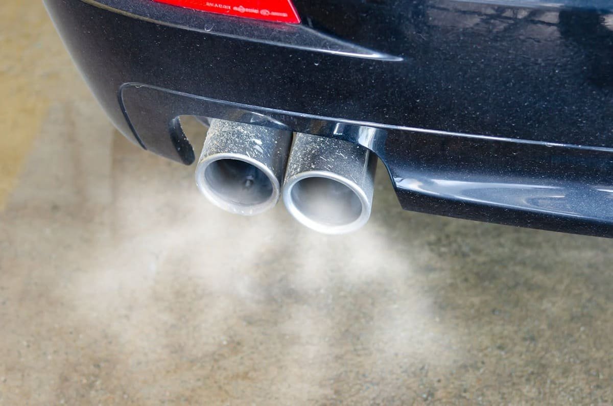 Mi coche echa humo blanco y huele a quemado: Causas, motivos y soluciones